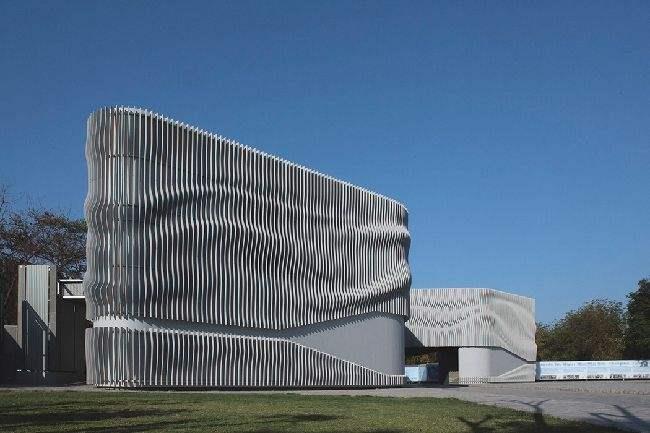 宜兴浅谈现代建筑采用网架结构安装的主要优势和应用